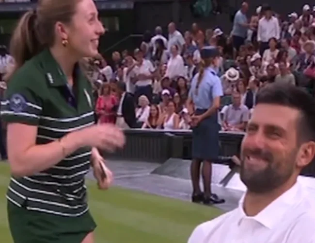 El tenista serbio Novak Djokovic protagonizó un divertido momento durante su partido de segunda ronda en Wimbledon, al hacerle una inesperada broma a una alcanzapelotas.