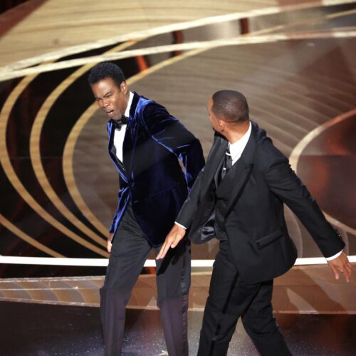 La ceremonia de los Premios Óscar 2022 quedó marcada por uno de los momentos más polémicos en la historia del cine, cuando Will Smith subió al escenario y abofeteó al comediante Chris Rock tras una broma dirigida a su esposa, Jada Pinkett Smith.
