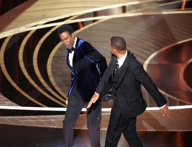 La ceremonia de los Premios Óscar 2022 quedó marcada por uno de los momentos más polémicos en la historia del cine, cuando Will Smith subió al escenario y abofeteó al comediante Chris Rock tras una broma dirigida a su esposa, Jada Pinkett Smith.