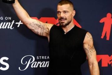 Ricky Martin protagonizó uno de los momentos más recordados en la historia de las Copas del Mundo al interpretar «La Copa de la Vida», el himno oficial del Mundial de Francia 1998.
