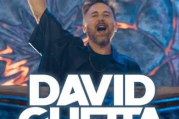 David Guetta protagonizó uno de los momentos más emotivos de Tomorrowland 2024 al rendir homenaje al fallecido DJ y productor Avicii durante su presentación de cierre en el Mainstage.