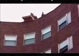 Una de las historias más populares entre los aficionados a los videojuegos asegura que Sony dejó caer un piano desde lo alto de un edificio para capturar el sonido que daría vida a la inolvidable secuencia de inicio de la primera PlayStation.