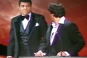 La ceremonia de los Premios Óscar de 1977 dejó uno de los momentos más memorables en la historia del cine cuando Muhammad Ali sorprendió a Sylvester Stallone durante la gala.