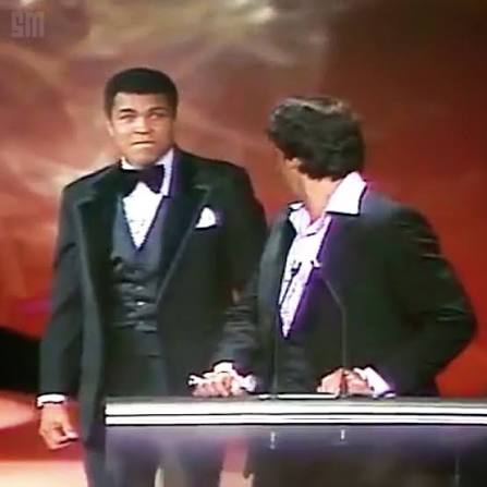 La ceremonia de los Premios Óscar de 1977 dejó uno de los momentos más memorables en la historia del cine cuando Muhammad Ali sorprendió a Sylvester Stallone durante la gala.