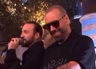 Cuando en mitad de la noche el DJ decide sacar los clásicos del EDM de los años 2010, el ambiente cambia por completo. Da igual cuántos años hayan pasado: en cuanto suenan esos primeros acordes, la pista se transforma en un viaje directo a festivales inolvidables, veranos épicos y momentos que marcaron a toda una generación de fans de la música electrónica.