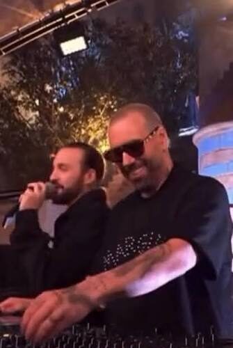 Cuando en mitad de la noche el DJ decide sacar los clásicos del EDM de los años 2010, el ambiente cambia por completo. Da igual cuántos años hayan pasado: en cuanto suenan esos primeros acordes, la pista se transforma en un viaje directo a festivales inolvidables, veranos épicos y momentos que marcaron a toda una generación de fans de la música electrónica.