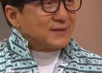 En 1998, el actor y especialista Jackie Chan protagonizó una de las escenas más arriesgadas de su carrera durante el rodaje de la película ¿Quién soy yo?, filmada en la ciudad de Róterdam, Países Bajos.