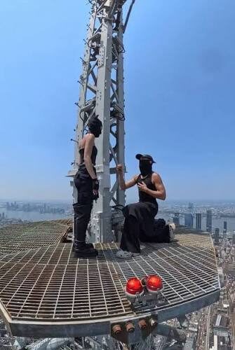 Dos personas enmascaradas protagonizaron una arriesgada acción al escalar hasta la cima del Empire State Building, en Nueva York, donde desplegaron una bandera con un mensaje que llamó la atención de quienes presenciaron el hecho.