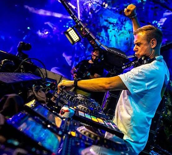 El DJ y productor neerlandés Armin van Buuren sorprendió a miles de asistentes durante una edición de Armin Only con una puesta en escena que hizo creer al público que el espectáculo sufría una falla técnica.