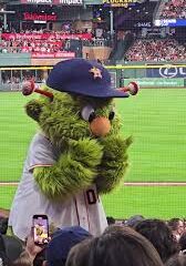 Un divertido momento protagonizado por Orbit, la mascota de los Houston Astros, y un supuesto guardia de seguridad se volvió viral en redes sociales por su impecable coreografía durante un partido de las Grandes Ligas.