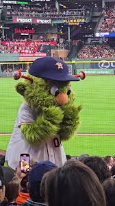 Un divertido momento protagonizado por Orbit, la mascota de los Houston Astros, y un supuesto guardia de seguridad se volvió viral en redes sociales por su impecable coreografía durante un partido de las Grandes Ligas.