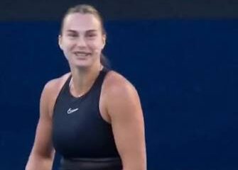 La tenista Aryna Sabalenka y el serbio Novak Djokovic protagonizaron uno de los momentos más divertidos en un partido de exhibición con micrófonos abiertos en la cancha.